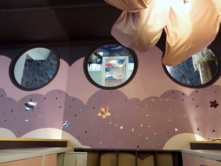 Круглые окна из закалённого стекла в Mouse House